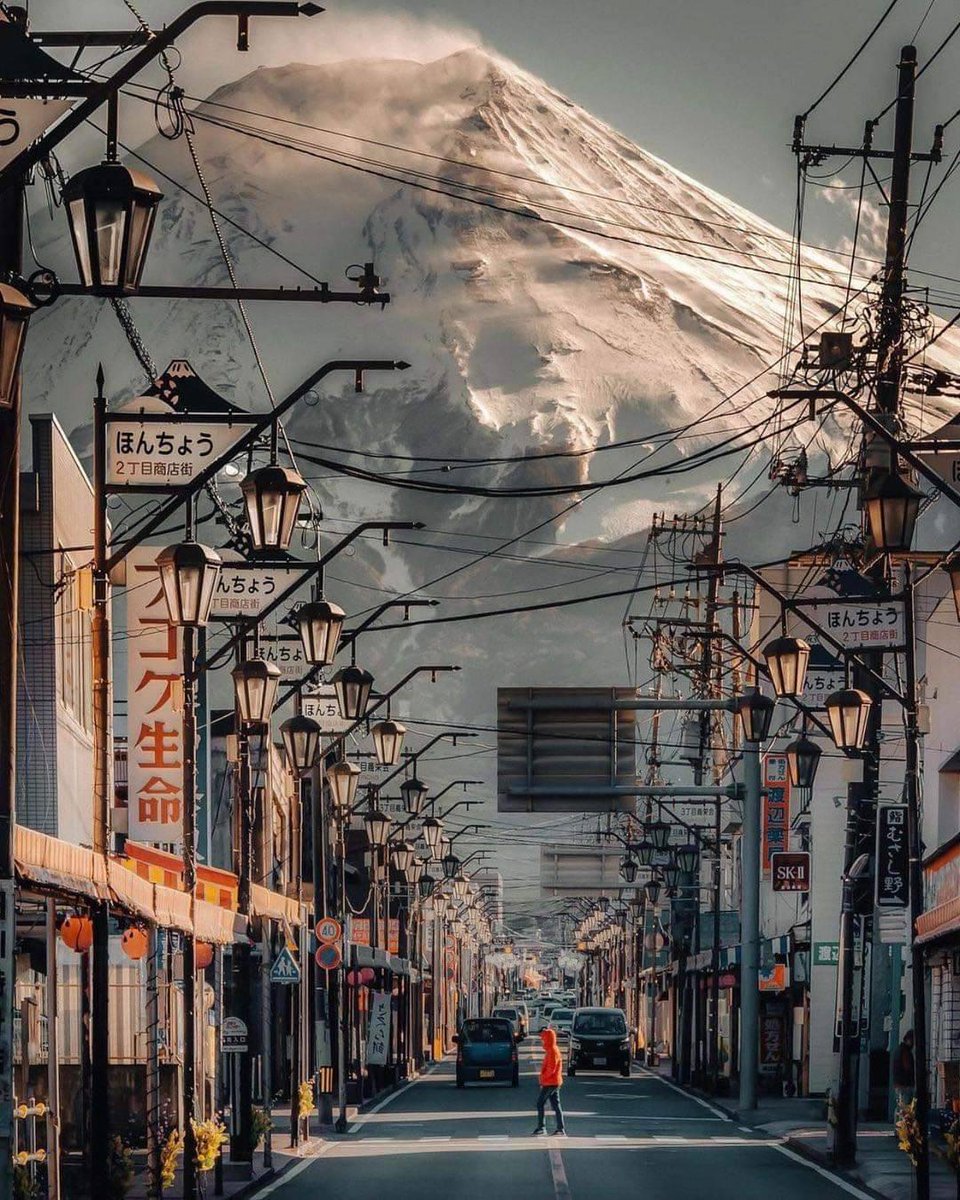 desertedpicx's tweet image. A view of Mt. Fuji from the streets of Fujinomiya, Japan