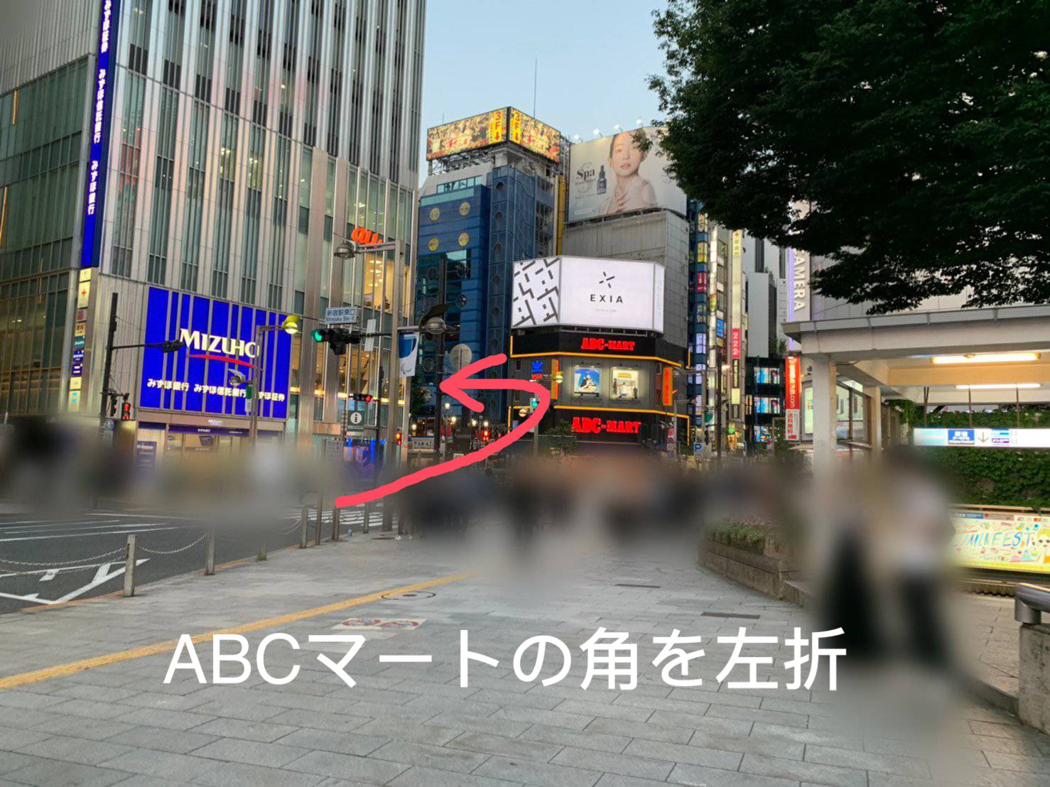 新宿梁山泊 道案内 Jr新宿駅東口編 Jr新宿駅から徒歩で10分程度かかります お早めにお出かけください 雨の日は 新宿三丁目駅まで地下通路ご利用がおすすめです Alta側に信号を渡り 右へ Abcマートの角を左へ 大通りに出るまで直進
