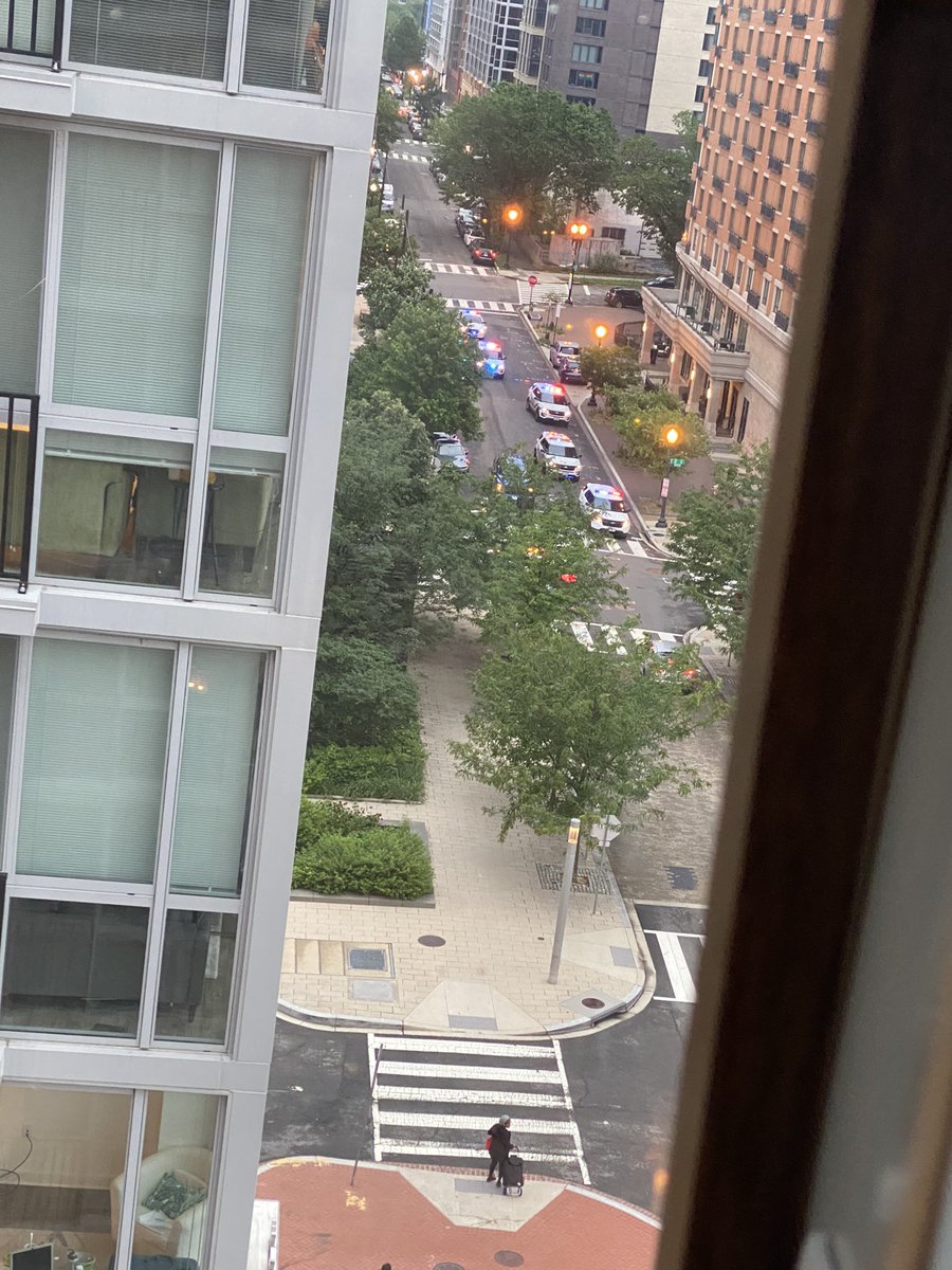 dogsinthenavy's tweet photo. @LaurenFishDC Down in Navy Yard now. Racing towards Nats Park. https://t.co/OLY86neVja