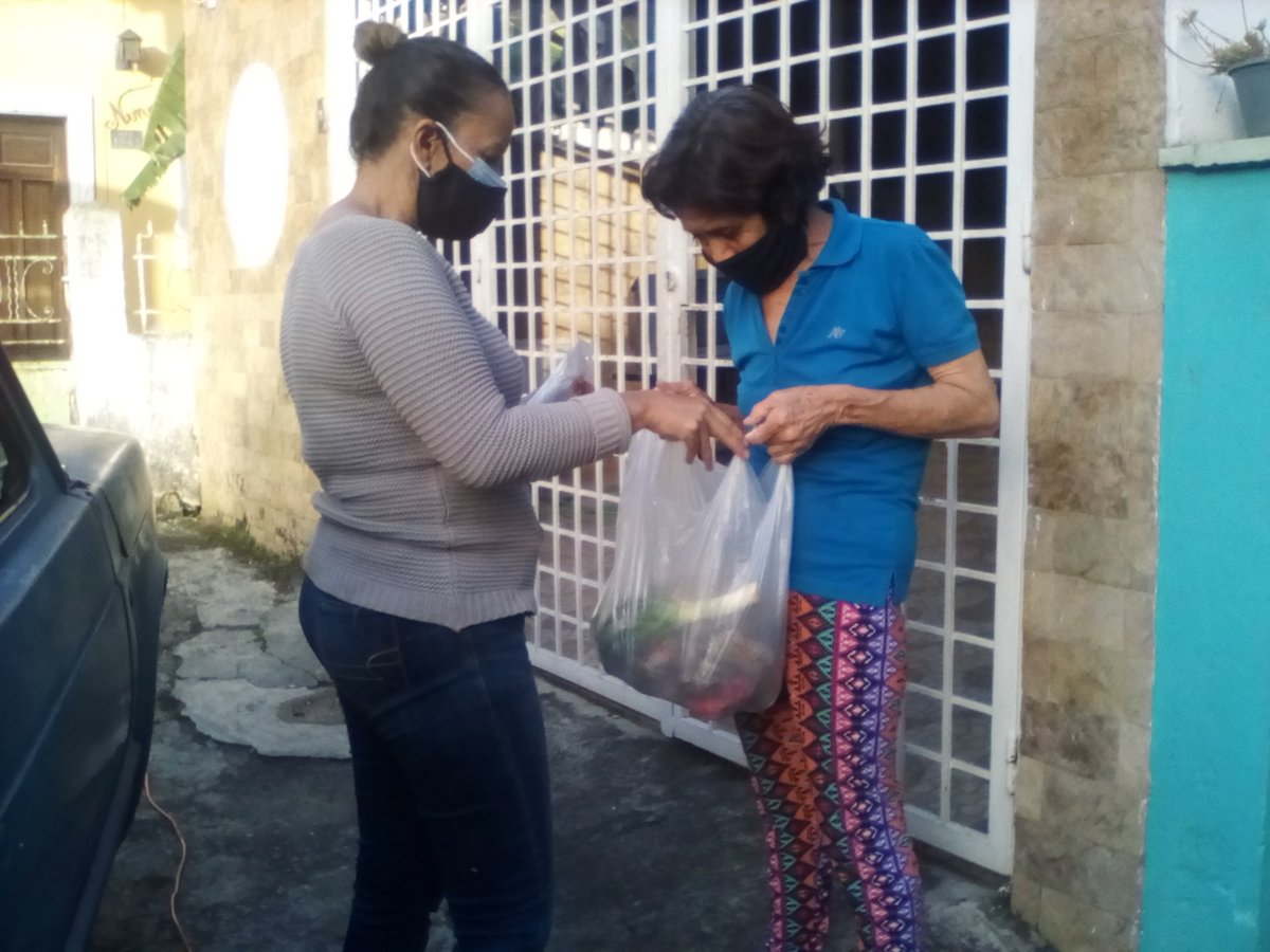 isabelperez93's tweet photo. Como no me gusta perder tiempo empecé de inmediato a repartir combos de verduras y hortalizas #TrabajoSocial #Funavive #LaborSocialIsabel https://t.co/yGLjirjATX