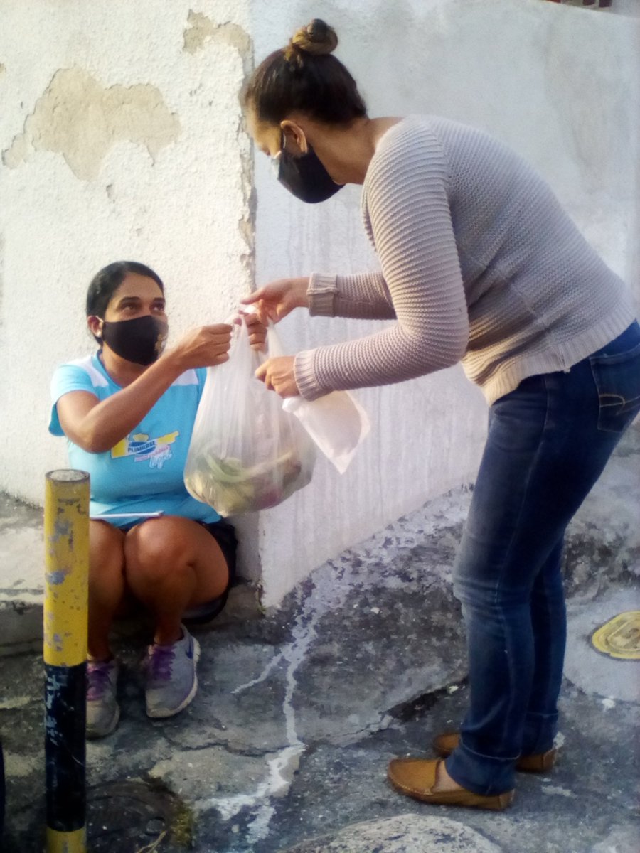 isabelperez93's tweet photo. Como no me gusta perder tiempo empecé de inmediato a repartir combos de verduras y hortalizas #TrabajoSocial #Funavive #LaborSocialIsabel https://t.co/yGLjirjATX
