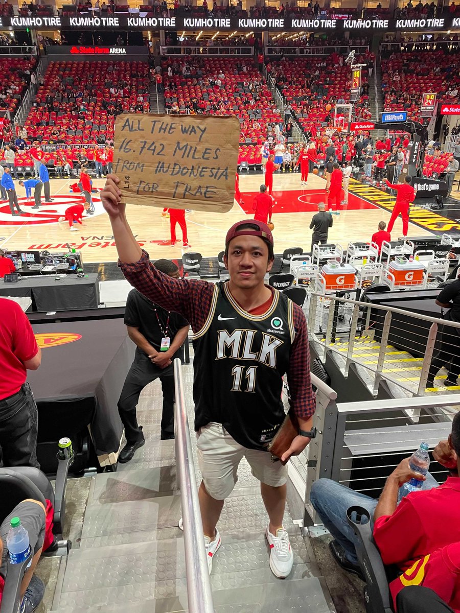 ATLHawks's tweet photo. Traveled 16,742 miles to see @TheTraeYoung and the squad tonight 🙌 https://t.co/bgOubeM564
