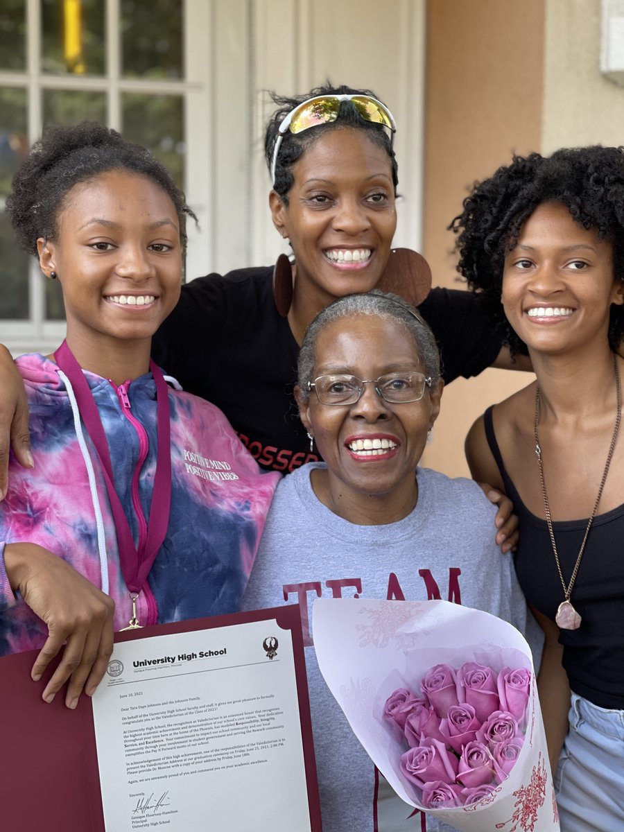 ushoops's tweet photo. 🎇👩‍🎓 Members #UniversityHS made Surprise Visit to @_TaraDaye home➡️Present Her with Graduating #Valedictorian

👀Proud Mom, Grandma &amp; Sister Look on
Poor Tara, with the surprise, no time to Style Up; &amp; She's a Hair Stylist...She Looked Lovely Anyway!

@tabbie777 @BrittBundlez https://t.co/z9SrXFO45G