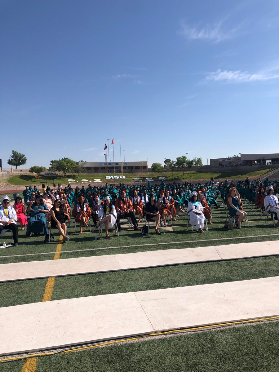 HERNANDO_MS's tweet photo. What a great graduation ceremony today, Sparta rose today! #TeamSISD https://t.co/yXLLrZAk2d