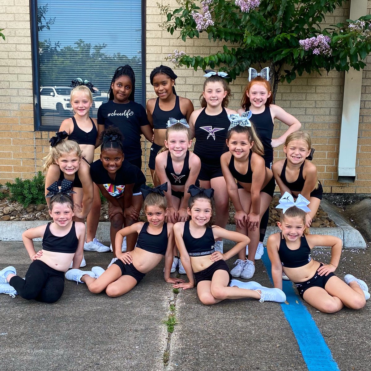 fx_cheer's tweet photo. WOW! Mini Blizzards starting stunt camp weekend STRONG! Look out, because an Avalanche is rolling through and the MIGHTY Mini Blizzards are ready to bring the chill! 🥶🖤❄️🤍 #1FA2EIM #miniblizzards #avalanche #family https://t.co/NoF06dDUDv