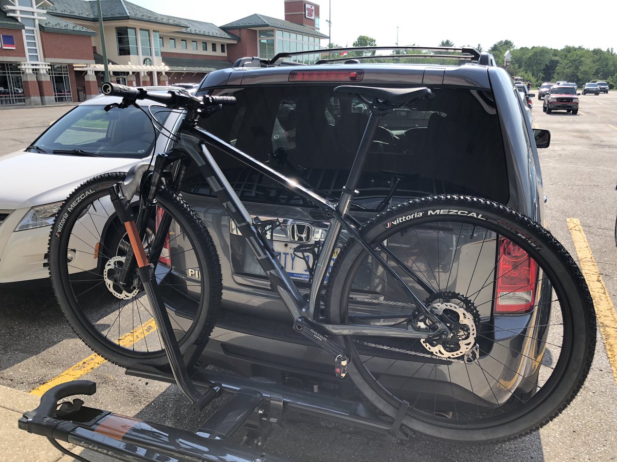 NickRobMI's tweet photo. #NewBikeDay @TrekBikes #TrekProcaliber @ROTOR_bike Kapic 34T oval crank, @PRObikegear Tharsis 35mm Carbon bars/stem @VittoriaTires Mezcals @ErgonBike grips @tacx cages, @ShimanoMTB XTR drivetrain with XT brakes https://t.co/OIyi2Y7He0