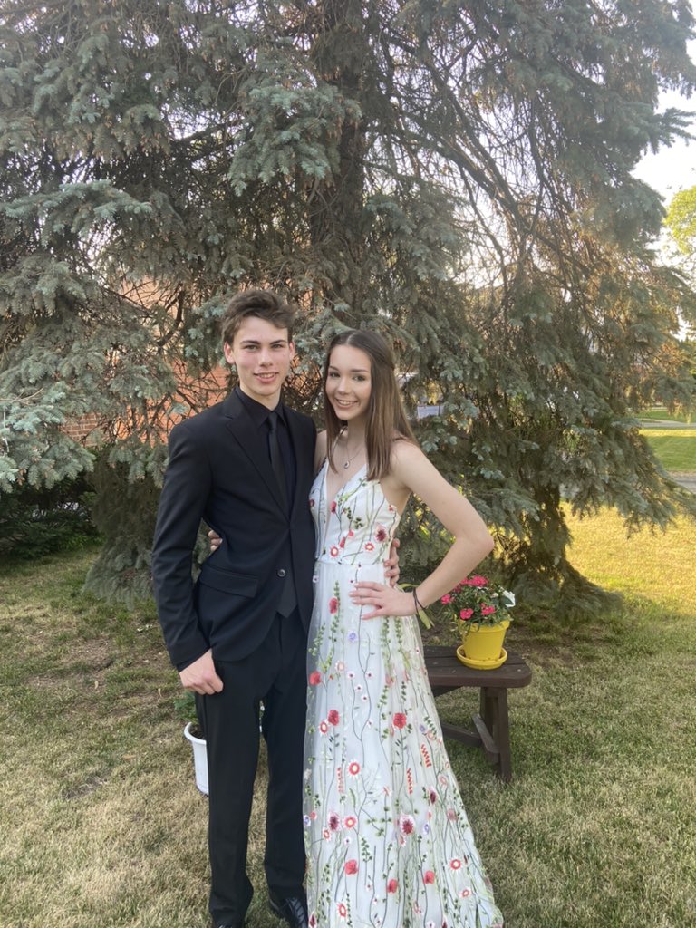 She didn’t get a prom due to the pandemic but she didn’t let that stop her. #fauxprom2021