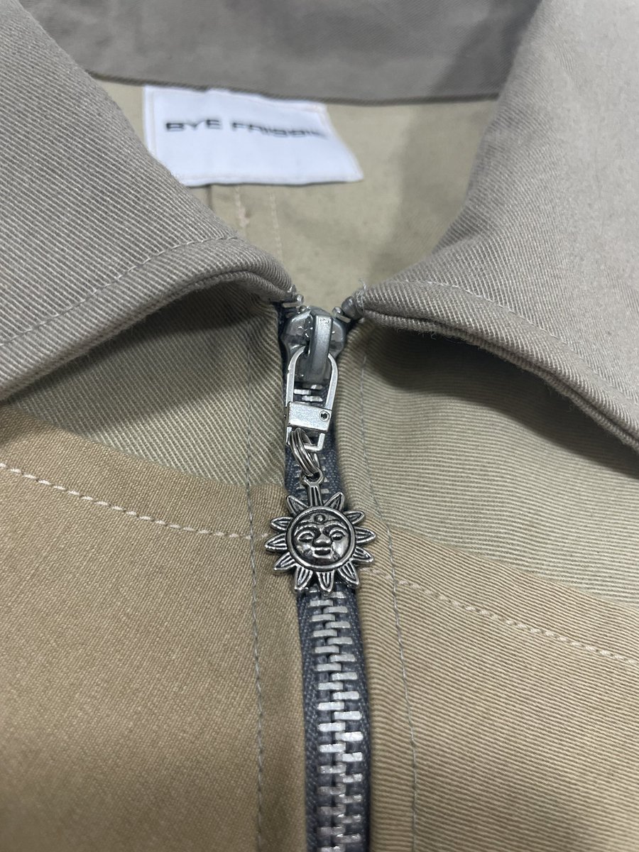 byefrisbie's tweet photo. Zen Garden Denim Jacket

“Rock” pockets are fully removable, and they can be clipped to the sides of the jacket or buttoned to the backpack. The backpack is fully removable, and it comes with a strap that turns it into a shoulder bag. https://t.co/qDxStQkFF6