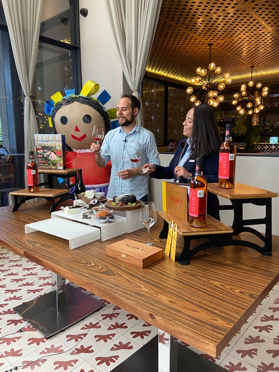 Ya estamos catando vinos en el #GastroFest de hoy en #AyLola. Vino Q es un espumoso con notas frutales a pera y manzana. El rosado de <a href="/decotemx/">De Cote Casa Vitivinícola</a> Inédito nos sorprendió con una explosión aromática a frutos rojos, y el tinto de Donato resalta con un retrogusto largo. <a href="/QroTravel/">Querétaro Turismo</a>