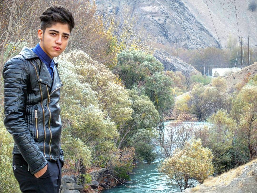 Artavandkrazy01's tweet photo. وقتی داداشم  #رضا_معظمی سنگ قبرشو کنار زد، پاشد لباس خوشکلاشو پوشید و چندتا عکس جدید با هشتگ مدلینگ تو اینستاش پست کرد، اونموقع منم رای میدم!؟! 💔
#IraniansBoycottElections https://t.co/e5V58jTbab
