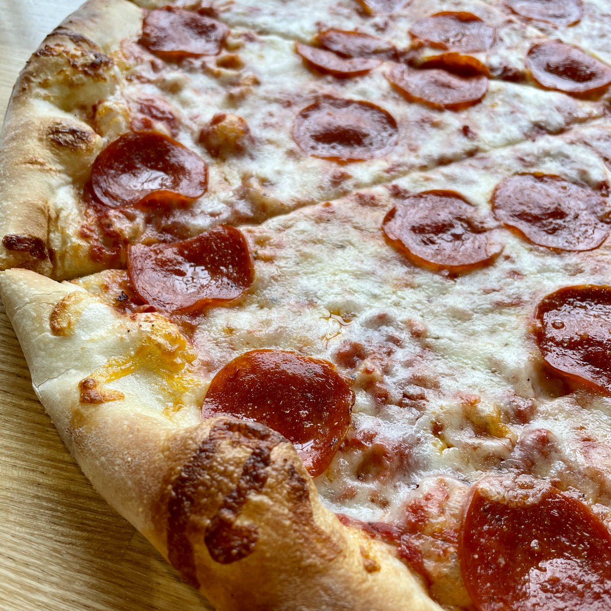 Happy #FreePizzaFriday! 

Retweet this tasty tweet and you’ll be entered to win 8 free slice cards.

We’ll announce our winner on Monday!

#IansPizza