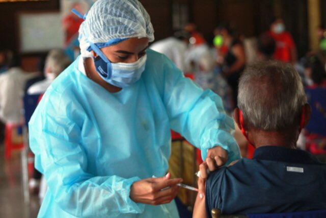 Gracias 🙏 gracias, millones de gracias por la posibilidad de poder vacunar a nuestros abuelos y abuelas de #PaloNegro en esta jornada de Vacunación Municipal contra la COVID-19 <a href="/NicolasMaduro/">Nicolás Maduro</a> <a href="/RMarcoTorres/">Rodolfo Marco Torres</a> #USBRobaAVenezuela