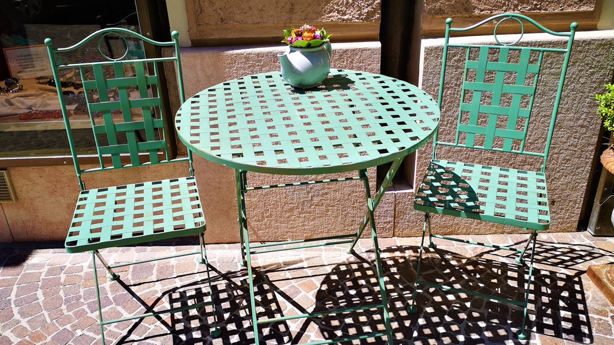 DJairportdisco's tweet photo. Nice place in the sun.
#niceplace #sun #green #gardenfurniture #chilling #sittinginthesun #lovelyday #sunshine https://t.co/h3UZ3tMQCF