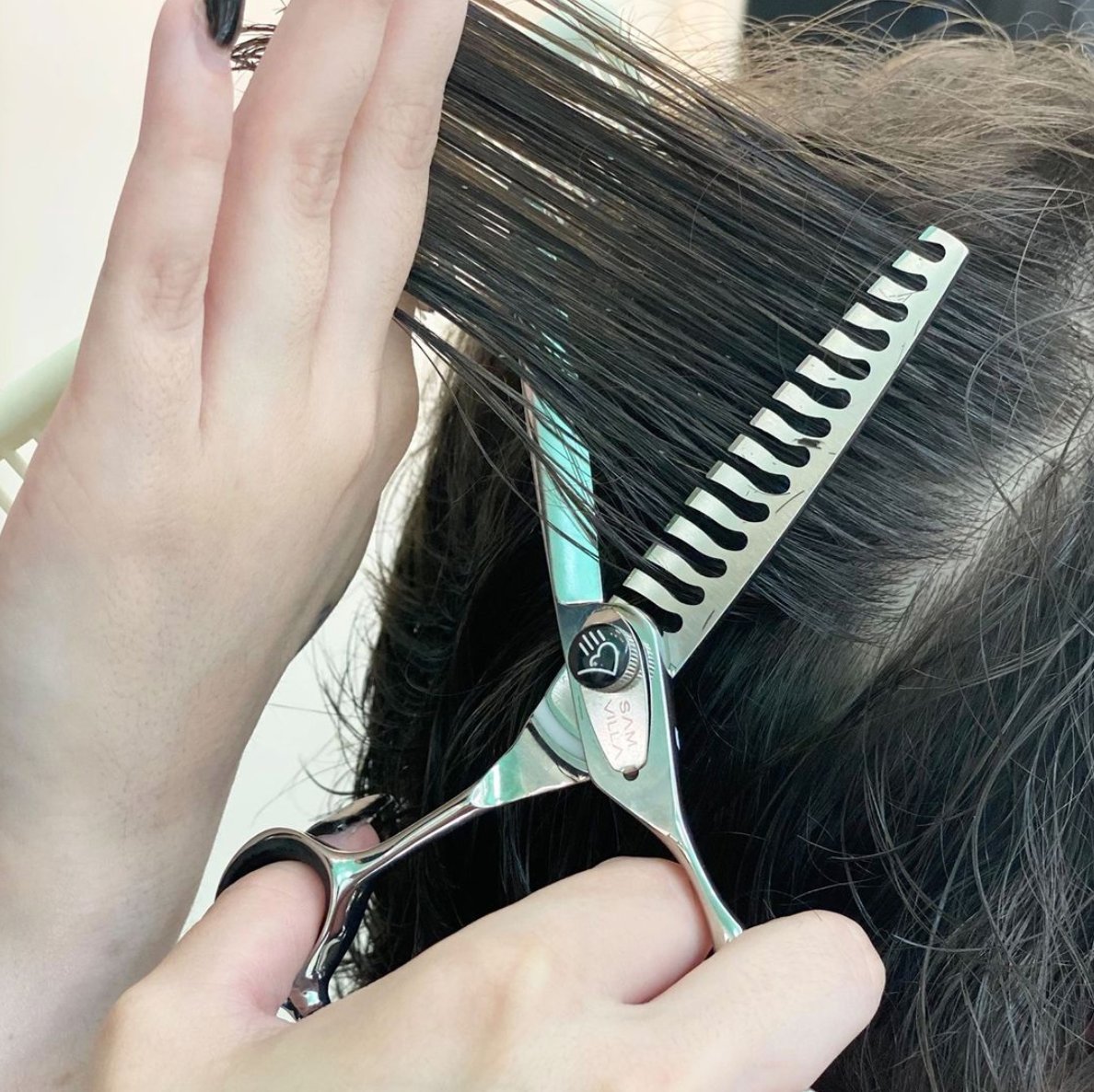 SamVillaPro's tweet image. Introducing the NEW! 14 TOOTH POINT CUTTING #SHEAR from #SamVilla. Transform your #pointcutting with a shear that creates consistent, #naturaltexture in less time! #SamVillaTools #SamVillaHair

CLICK HERE: buff.ly/2Rum0rK