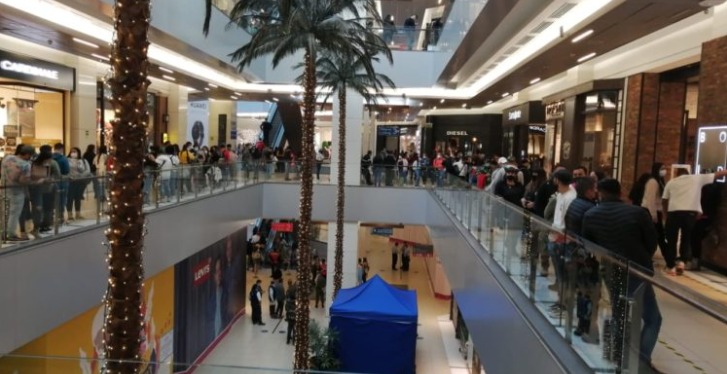 franmoyanoa's tweet photo. Insólito! Una persona se suicida en Costanera Center y Mall se mantiene abierto repleto!!! Ha donde hemos llegado?!?!?! Que pasa @evelynmatthei? Ni el #coronavirus ni la muerte merecen respeto?!?! #CostaneraCenter #cierrencostaneracenter #Vacunate #COVID19 #piñera https://t.co/6wm5vJMM7m