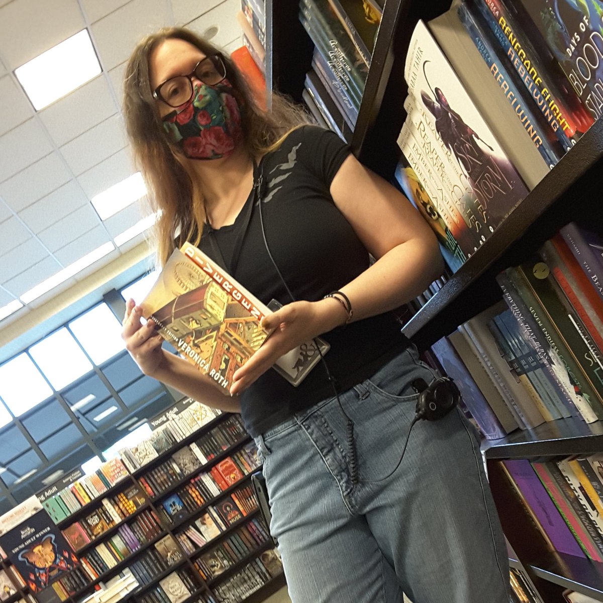 BNHamiltonNJ's tweet photo. The new #Divergent cover is to die for!
.
.
.#BookLover #ILoveBooks #BNtheKnow #bookstagram #BNspired #BarnesandNoble #BNbuzz  #bookstoresareawesome #booknerd #bnbestyearyet #bookworm #BNHAMILTON #hamiltonnj #hamiltonnewjersey https://t.co/8u1XWkYs0h