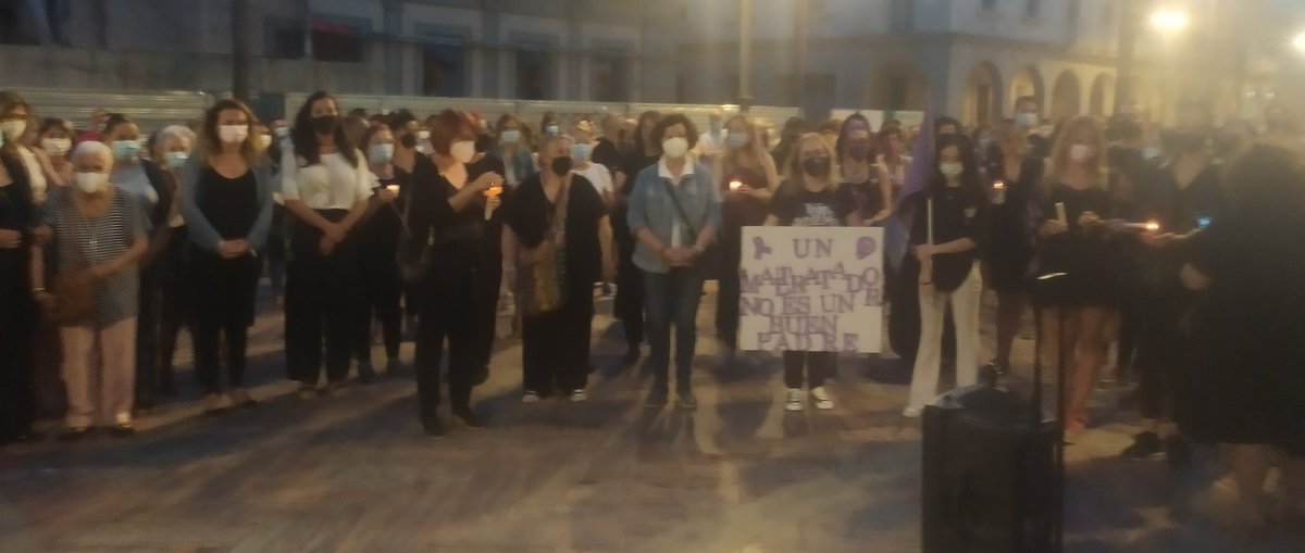 lamardeonuba's tweet photo. "Un maltratador no es un buen padre".

El movimiento feminista de Huelva contra la #ViolenciaMachista #ViolenciaVicaria. " No son arrebatos, son asesinatos". https://t.co/Ykj7SSeZYF