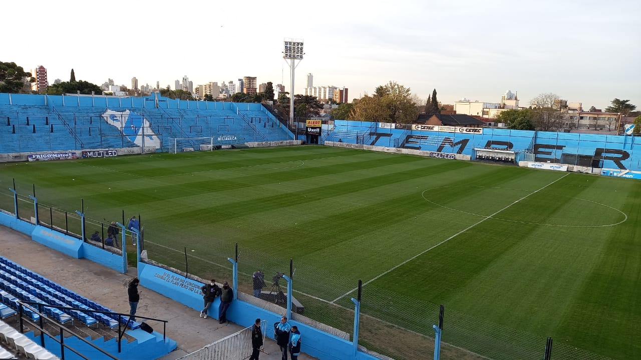 El Show de Temperley on X: "¡Ya estamos en el estadio Alfredo Beranger!  Desde las 17:30 prendete a la transmisión por AM 1520KHZ, la app "El Show  de Temperley" o por tu