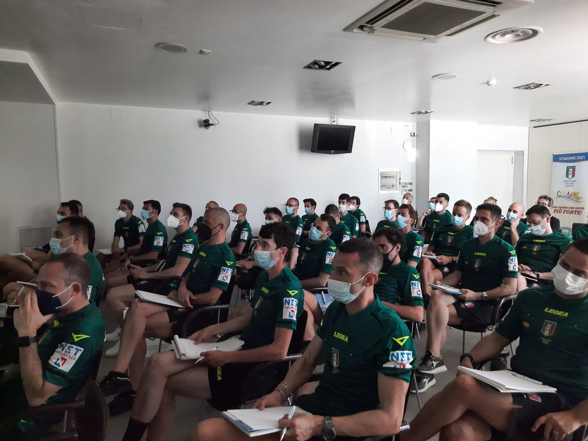 AIA_it's tweet photo. Programma intenso per il primo giorno del #raduno della #CanBS
Disposizioni generali, presentazione del nuovo #regolamento lavori in aula per #Arbitri ed #Osservatori infine #allenamento sulla riviera di #montesilvano https://t.co/ISr3mUXjnY
