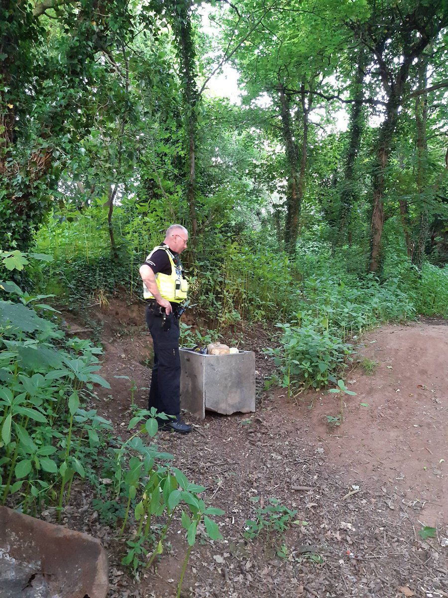 Humberbeat_ERYW's tweet photo. #snaith #GooleNPT
Officers this evening have been patrolling #snaith with LauraThompson the town mayor and Kerry Allan from Goole Youth Action. We are pleased to report there have been no issues. We have been discussing what we can do to support the young people of #snaith. https://t.co/lHLQIz94UH