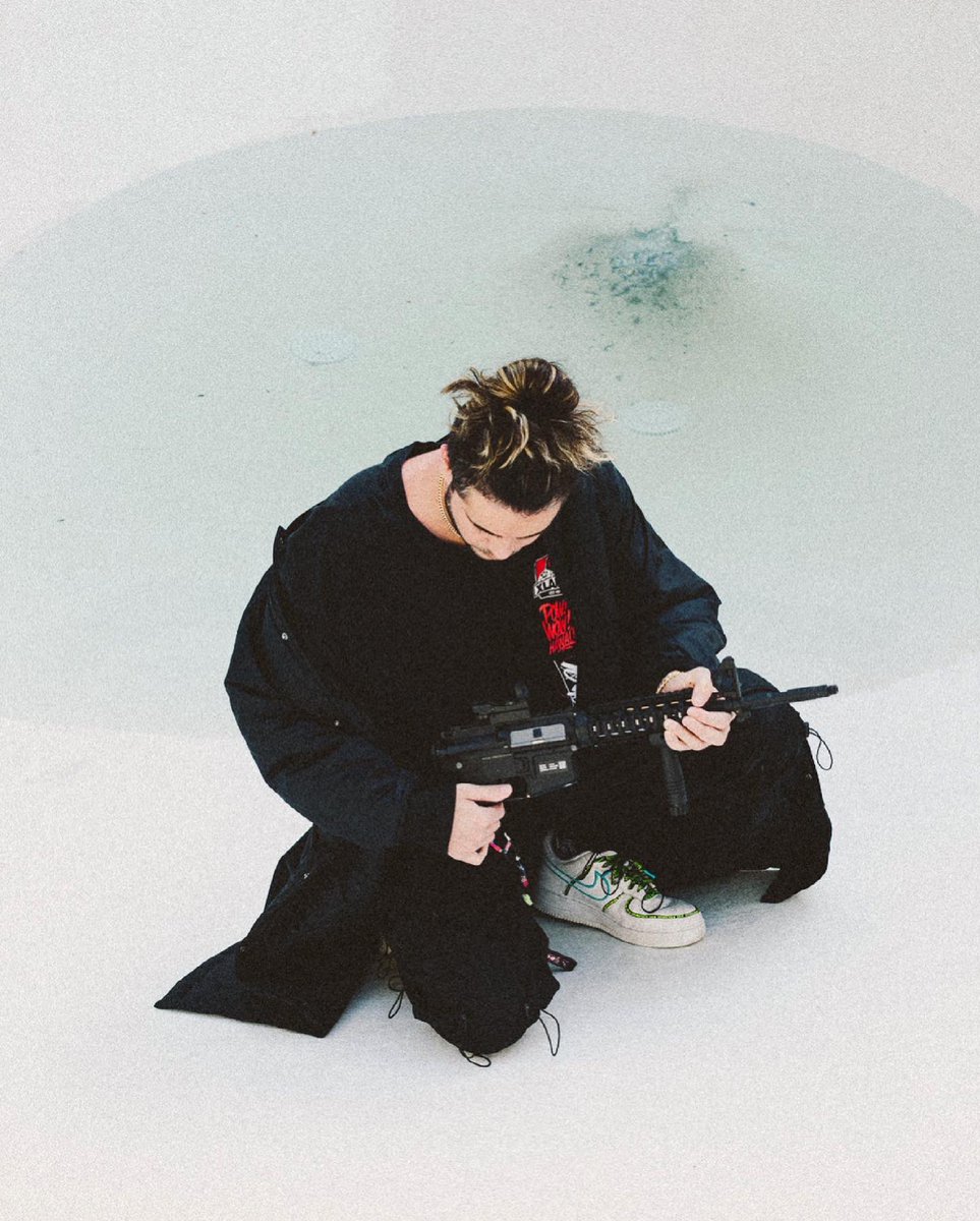 switch blade make ur blood pour out 🩸 instagram.com/p/CP_kMxZjjvg/…