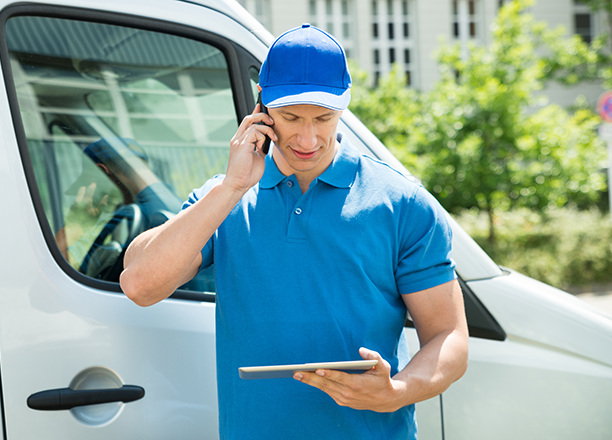 Выезд врача на дом. Вызов специалиста на дом. Выезд врача. Вызов инженера. Мужчина техник.