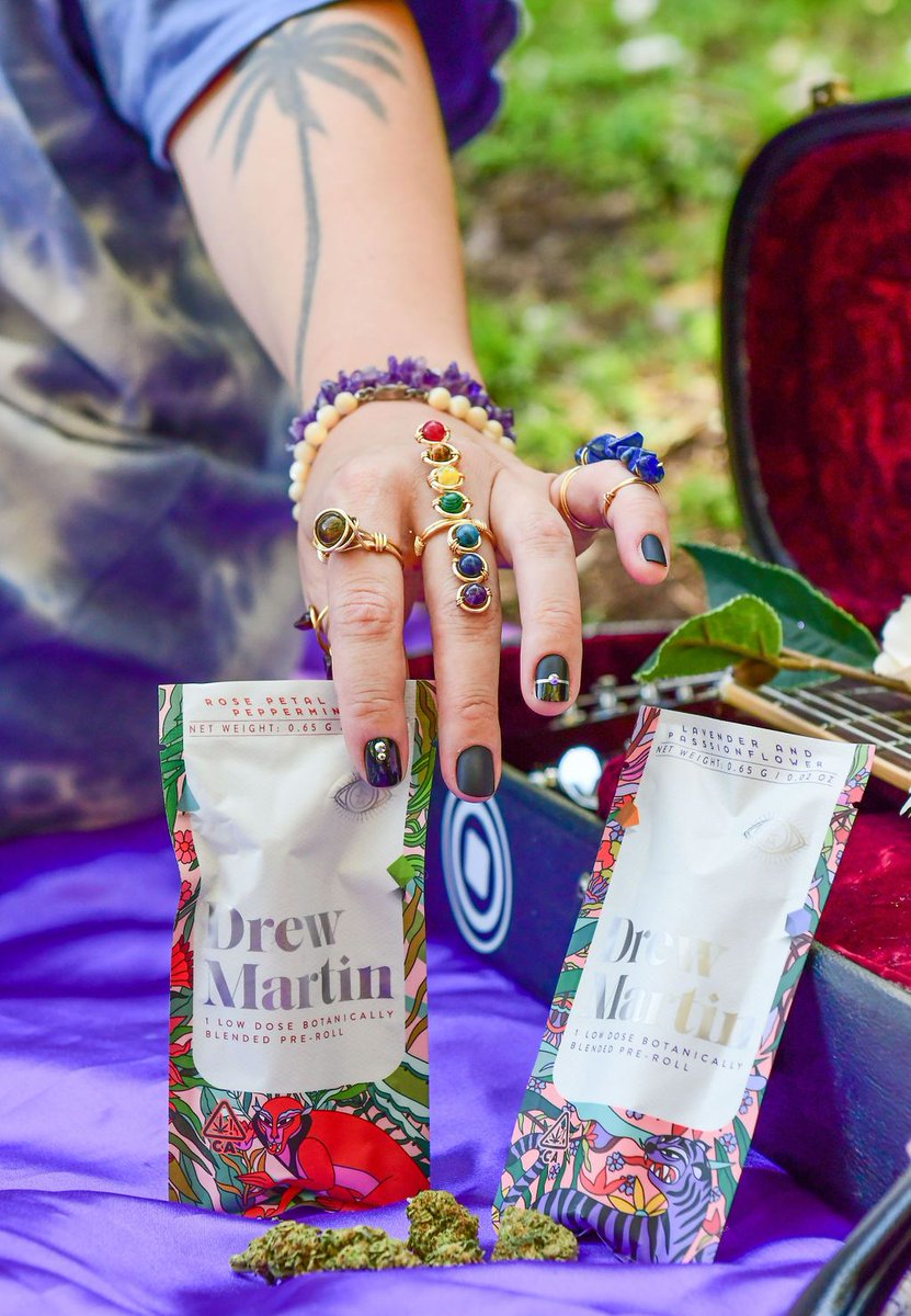 HT_Delivers's tweet photo. Happy Friday! #weekendvibes

Try out some #drewmartin pre rolls! They have a fresh take on an old ritual, inspired by the travels of a wide eyed wanderer! Let the good vibes roll. #Enjoy #life #weekend https://t.co/6DBycIhhgN