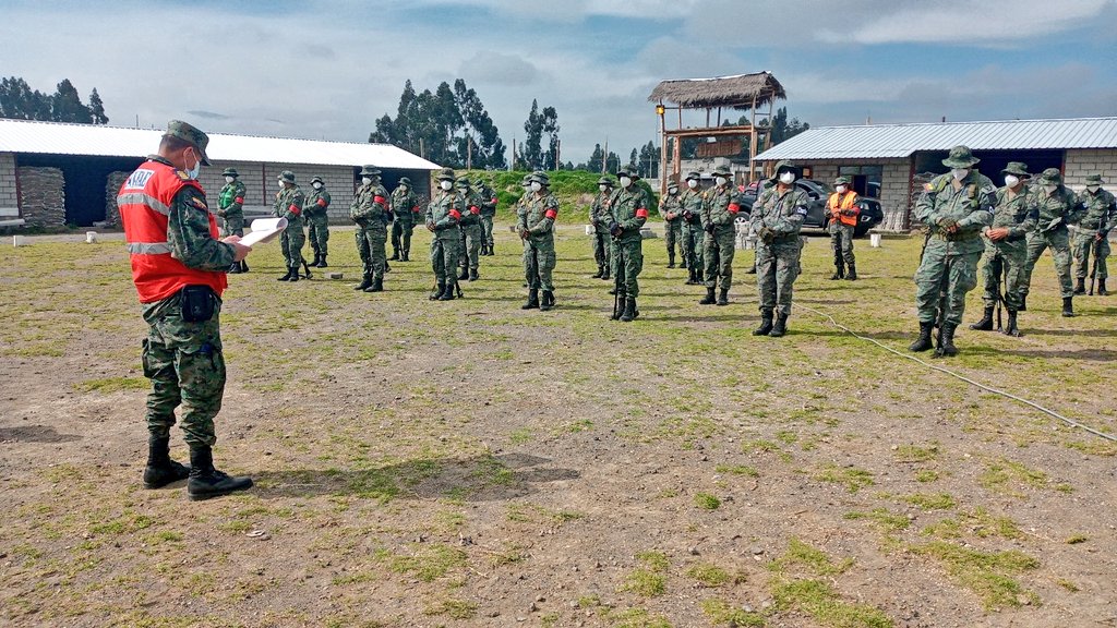 FuerzaAereaEc's tweet photo. #Latacunga | Alumnos del curso de Actualización militar de la Escuela de Perfeccionamiento de Aerotécnicos #EPAE realizaron el productor integrador del módulo de operaciones militares, en donde pusieron en práctica los conocimientos adquiridos en el ámbito de defensa interna. https://t.co/b1MGFnDYXW
