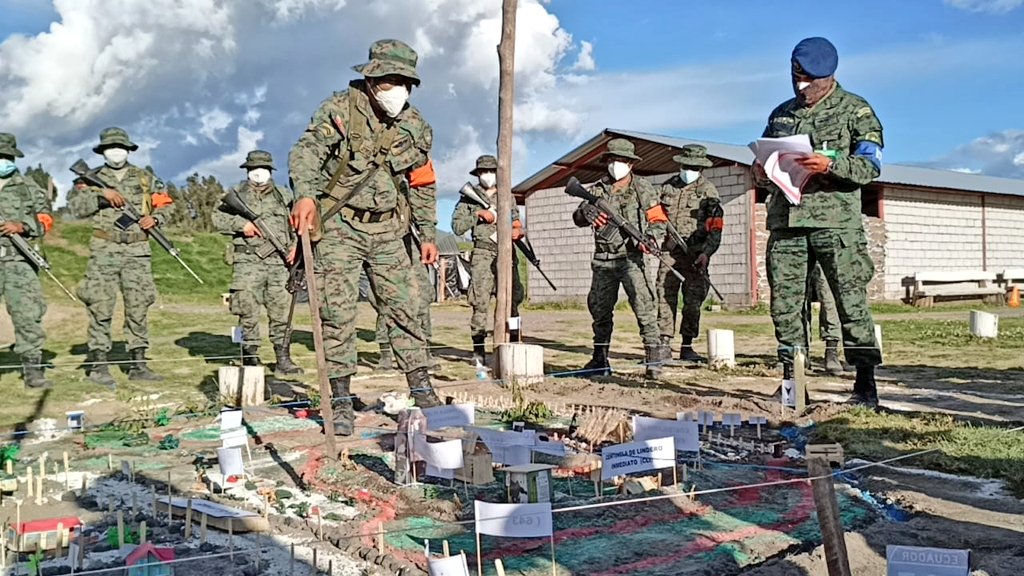 FuerzaAereaEc's tweet photo. #Latacunga | Alumnos del curso de Actualización militar de la Escuela de Perfeccionamiento de Aerotécnicos #EPAE realizaron el productor integrador del módulo de operaciones militares, en donde pusieron en práctica los conocimientos adquiridos en el ámbito de defensa interna. https://t.co/b1MGFnDYXW