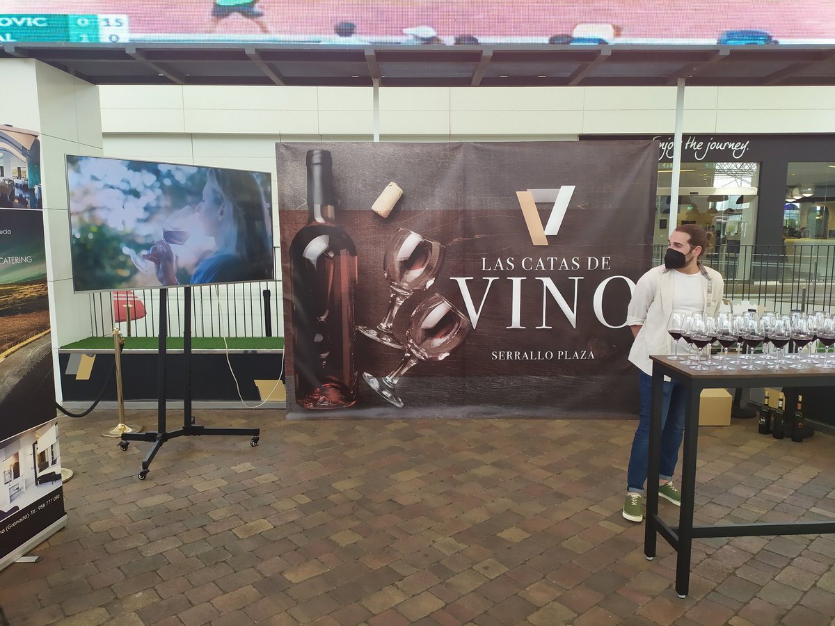 infovinos1's tweet photo. Hoy hemos disfrutado en la cata que la bodega Señorío de Nevada ha realizado en el Centro Comercial Serrallo https://t.co/oIyOeYFOTR