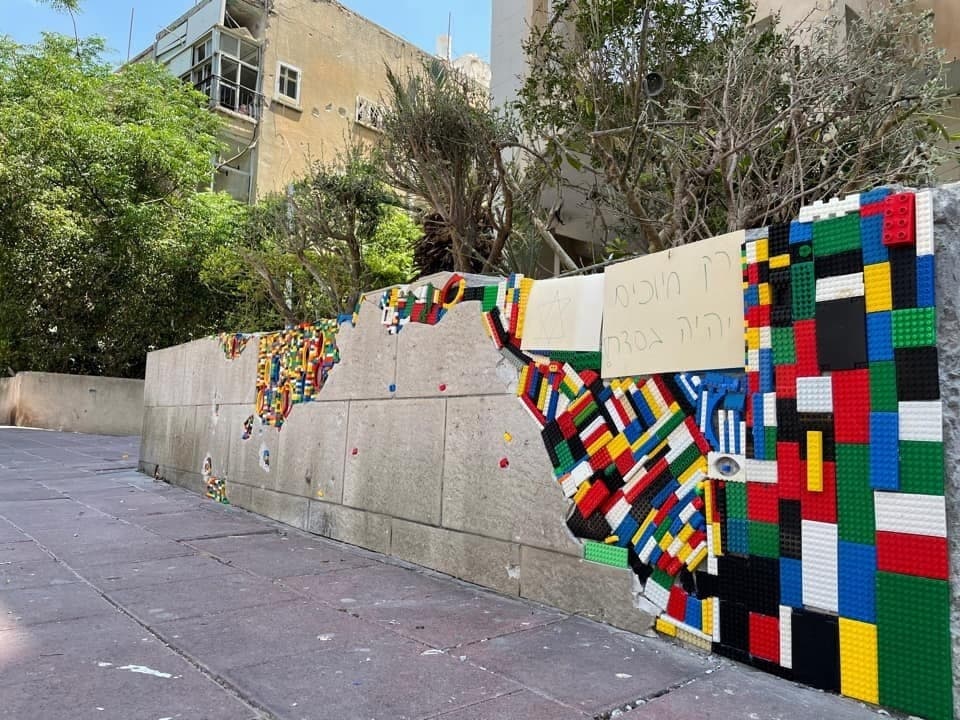 В Израиле студент восстановил с помощью LEGO разрушенный ракетой ХАМАСа кусок стены. Очень красивый арт-объект.