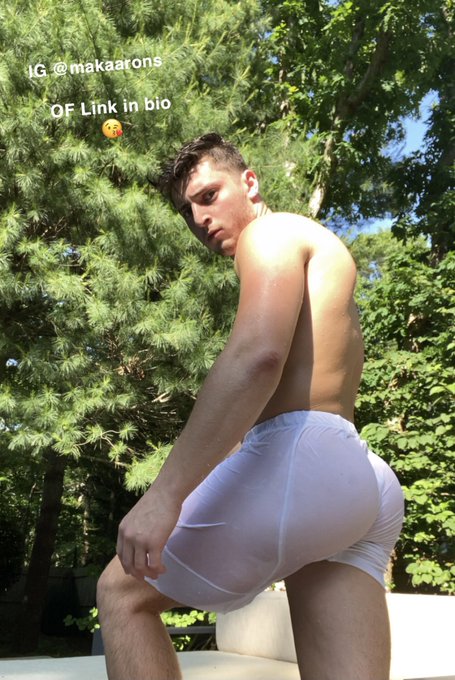 TGIF. My onlyfans is 50% off for the second time ever! All weekend long😘 love y&rsquo;all🖤  https://t.co/ScKBmAujZH