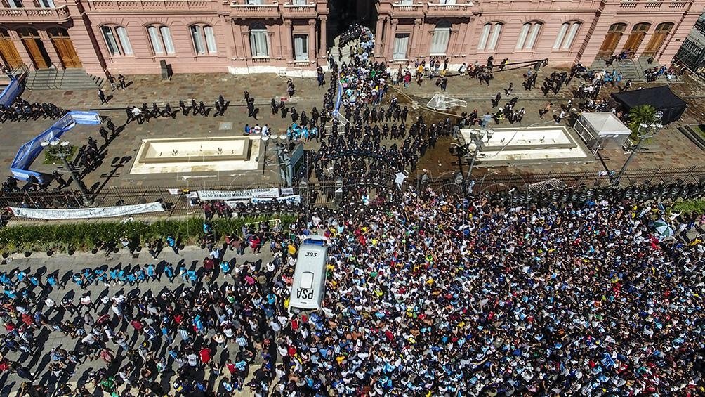 Matias85741983's tweet photo. @yamipaterno @grasatrans1 @soledadtarquini Hubieran hecho el velorio de maradona virtual, las marchas por el aborto, el funeral del ministro de transporte, las marchas de movimientos sociales? Hagan las virtuales. El problema no son las escuelas, son quienes no quieren que las escuelas abran para que los chicos estudien https://t.co/xQqZO7GF88