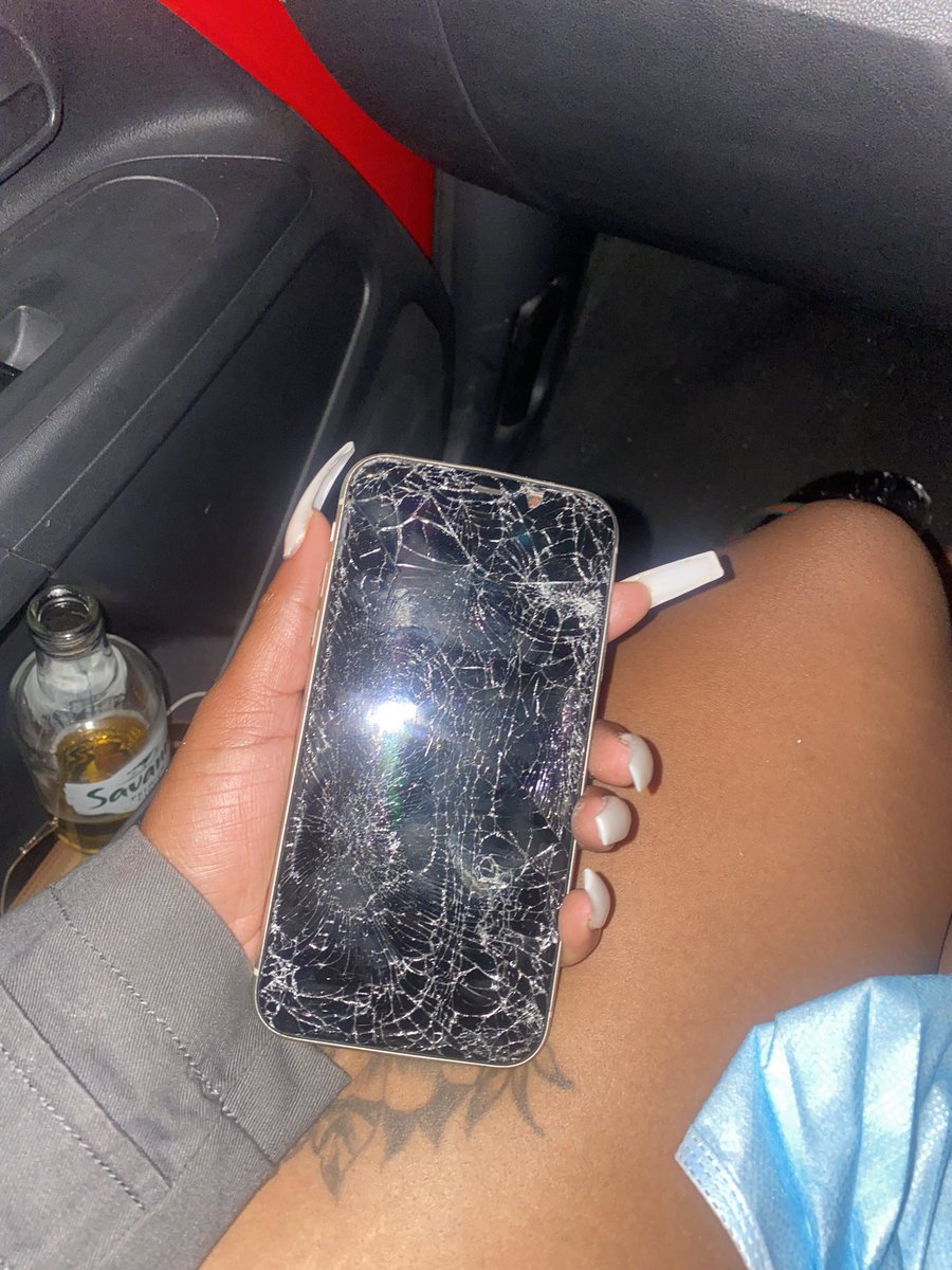 PinketteXO's tweet image. My heart hurts 🤞🏿😭.. my friend forgot her phone at the top of the car, it fell over and people drove over it. We drove back to try retrieve it and this was the state of the phone.. 

Currently? She can’t even speak ☹️🥺😭