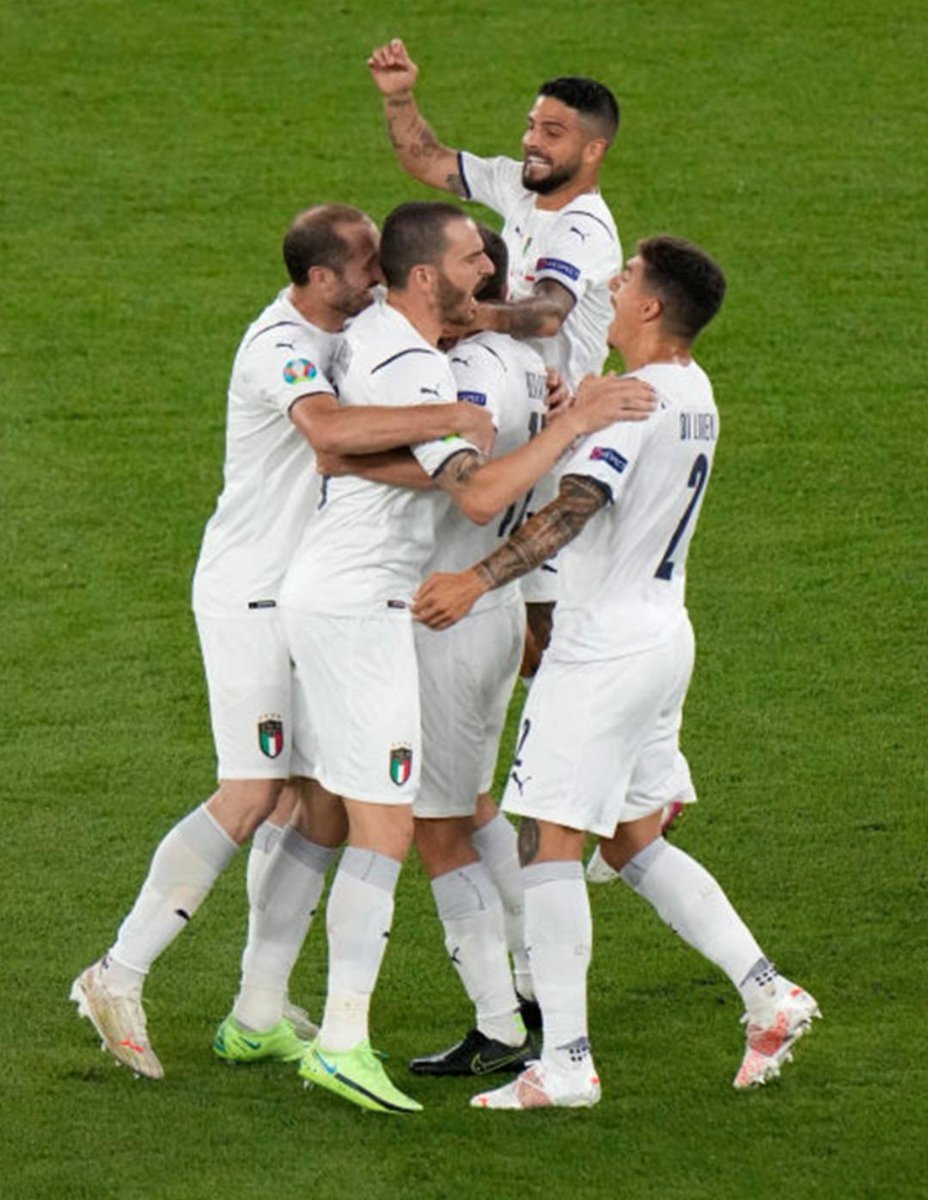 GiuseppeConteIT's tweet photo. È bello tornare a gioire insieme, uniti, con tutta la nostra forza e grinta. Forza azzurri! 🇮🇹 #ItaliaTurchia #EURO2020 https://t.co/HxIcVVTf4Y
