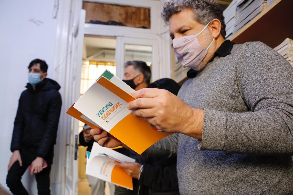 ceciliaferrero_'s tweet photo. Conocí la biblioteca donde intercambiamos ideas con Marta, su bibliotecaria, y aproveché para dejarles el libro “Buenos Aires, Ciudad Migrante”, una publicación de @LegisCABA de interés para alumnos/as y docentes a la hora de abordar la temática migratoria.
#BAMigrante #Educación https://t.co/gaYikOitJH