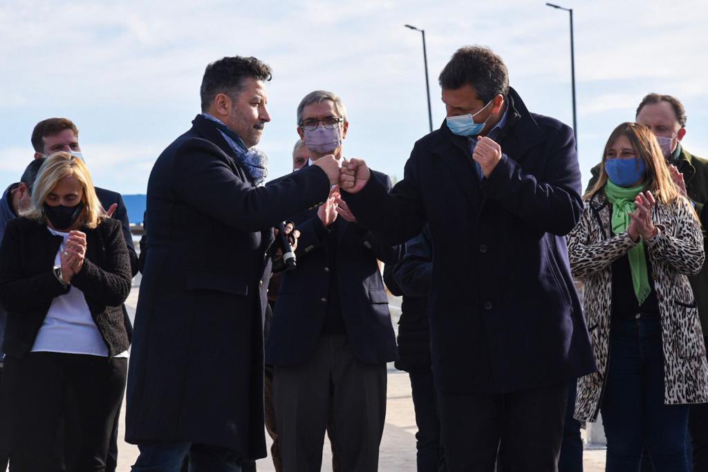 gustavomenendez's tweet photo. Hoy con el presidente @HCDiputados @SergioMassa , el Min de Transporte de la Nacion @AlexisGuerrera y el presidente de Trenes Argentinos @MartinMarinucci inauguramos el nuevo puente vehicular de #Padua que mejora la calidad de vida de miles de vecinos en #Merlo #MerloCrece https://t.co/eYhqo5mbQ1