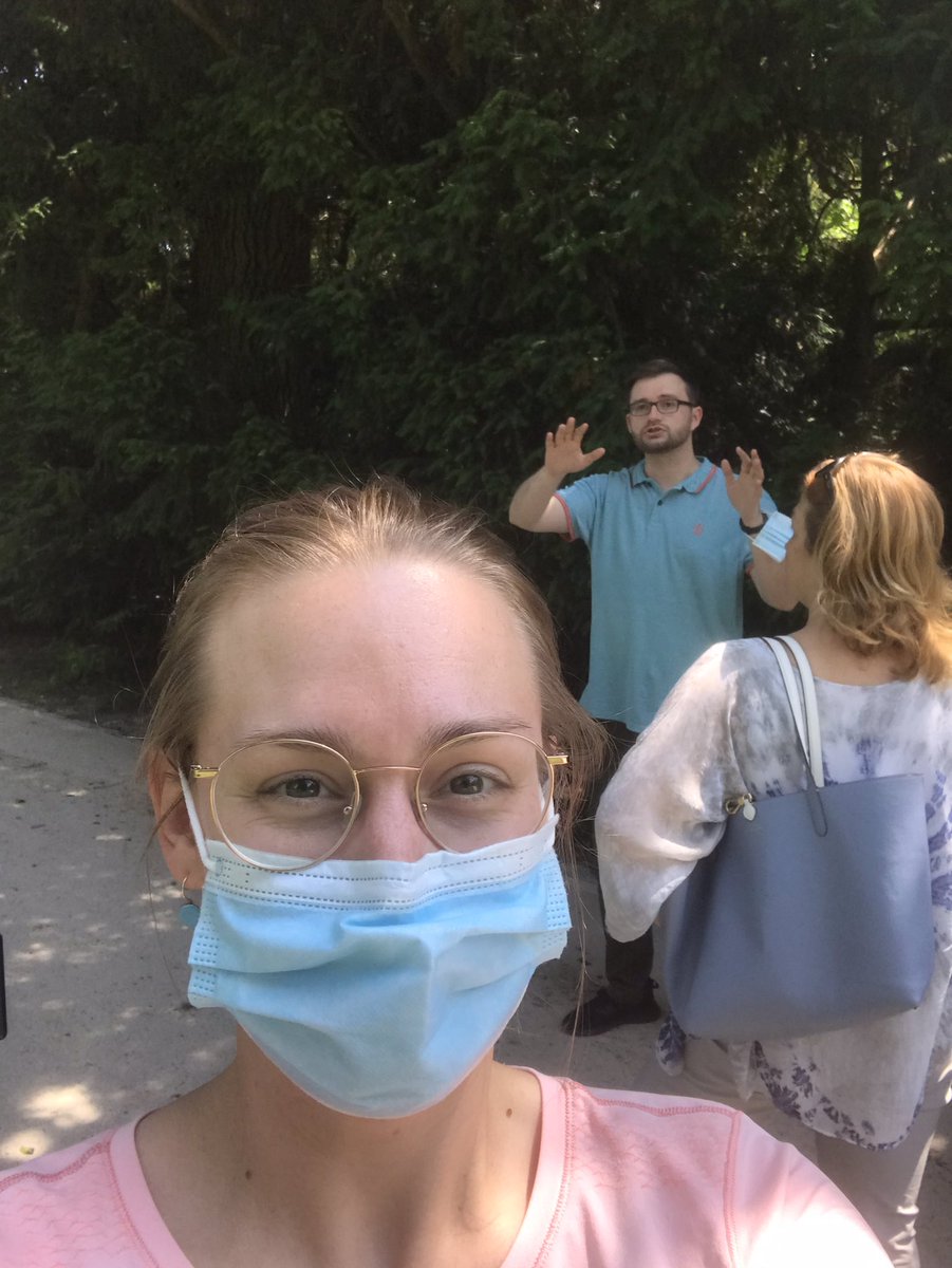 dana_kube's tweet photo. So sieht das aus, wenn man eine Augmented Reality App für den MINT Unterricht entwickelt - Physik & Informatik Didaktiker*innen und Software Entwickler auf Streifzügen im #Grünen! …warming up the lamp for @ar4ste #STEM #Learning #exkurs #grüneburgpark #ffm https://t.co/SvIp46NhKX