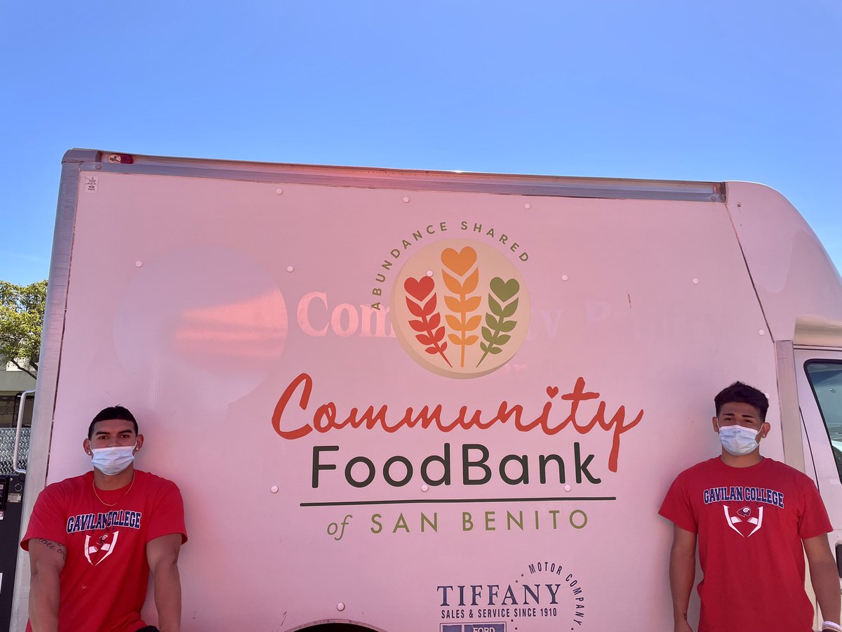 GavilanRamsFB's tweet photo. It was our pleasure volunteering at @SBCFoodBank this morning!! #bloodoutofarock #community #helpingothers https://t.co/aVkV8lHE8E