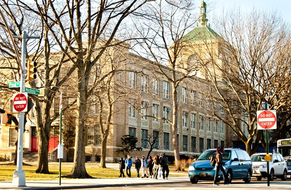 cabanam's tweet photo. Stan Lee graduated from #DewittClinton High School in 1939. Rafael Class, a junior at the school, said, "When you walk in #Clinton, we have the portraits of him…it’s inspiration like you never know what could come out of the #Bronx." @MontefiorePeds @SpiderMan @MarvelCrossover https://t.co/EYqS3udJE2