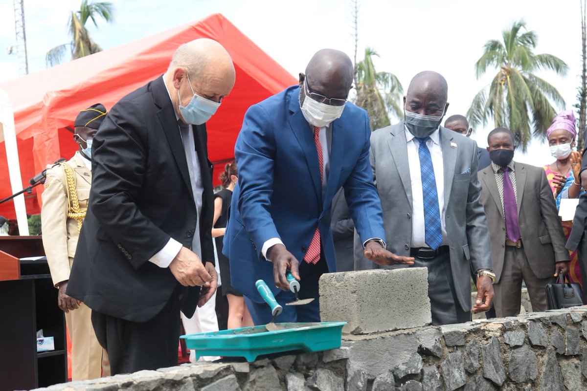 Visite historique de <a href="/JY_LeDrian/">Jean-Yves Le Drian</a> à Monrovia. La pose d'une première pierre à l'Alliance française, avec @GeorgeWeahOffm, un nouveau départ pour la Francophonie au Libéria !