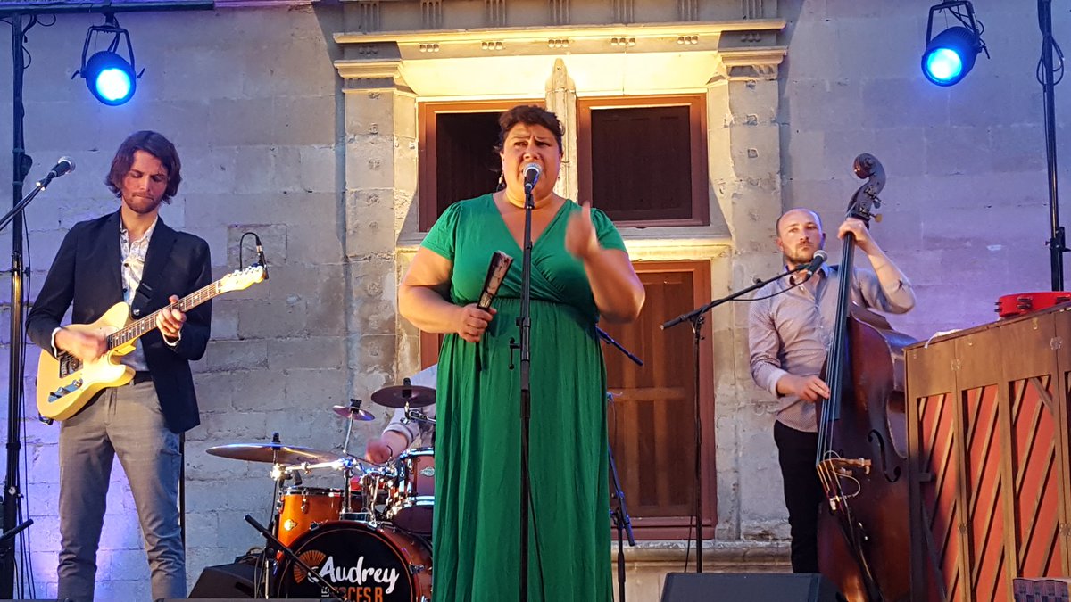 MariePiMissioux's tweet photo. Superbe soirée du Jazz 🎷Bat la Campagne 🎶 avec le groupe Audrey et Les Faces B dans le parc du château de #Coulonges👍🏻!
Que ça fait du bien de participer à nouveau à ces spectacles de musique !
#carug
#çanousàmanqué
#essentiel https://t.co/uwfvh4Zrdh