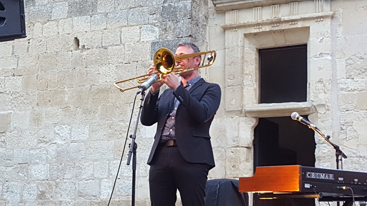 MariePiMissioux's tweet photo. Superbe soirée du Jazz 🎷Bat la Campagne 🎶 avec le groupe Audrey et Les Faces B dans le parc du château de #Coulonges👍🏻!
Que ça fait du bien de participer à nouveau à ces spectacles de musique !
#carug
#çanousàmanqué
#essentiel https://t.co/uwfvh4Zrdh