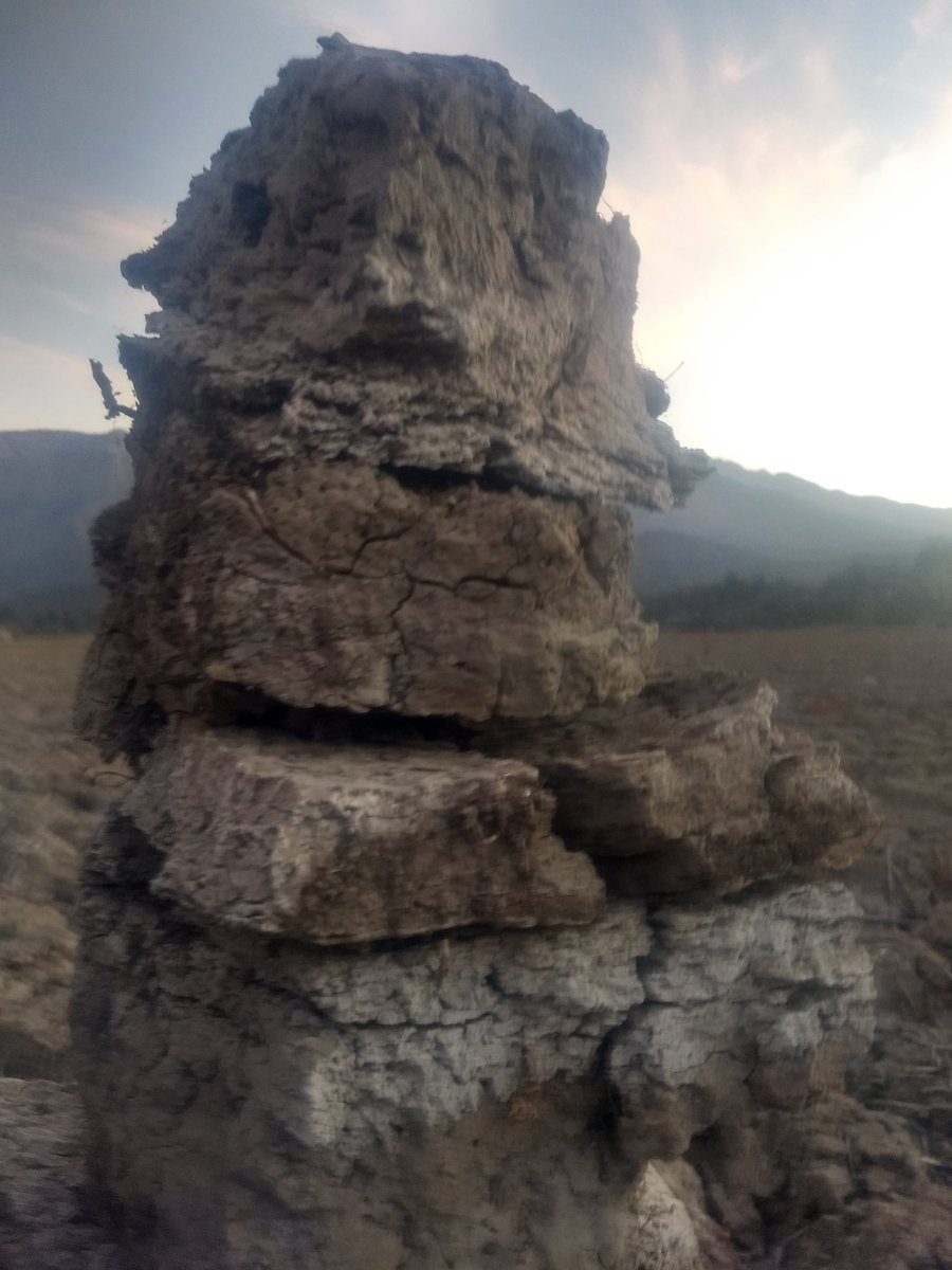 AculeoJenny's tweet photo. Capas de tiempos...
#Aculeo #Sequia #Laguna
#NaturePhotography
#lagoseco
#lagunadeaculeo
#paine https://t.co/PdQPhFm00S