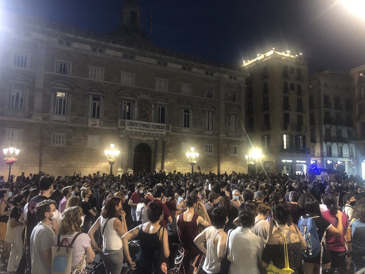 FonsiLoaiza's tweet photo. Miles de mujeres feministas llenan las plazas en toda España contra la violencia machista. https://t.co/z3uIeIzgLd