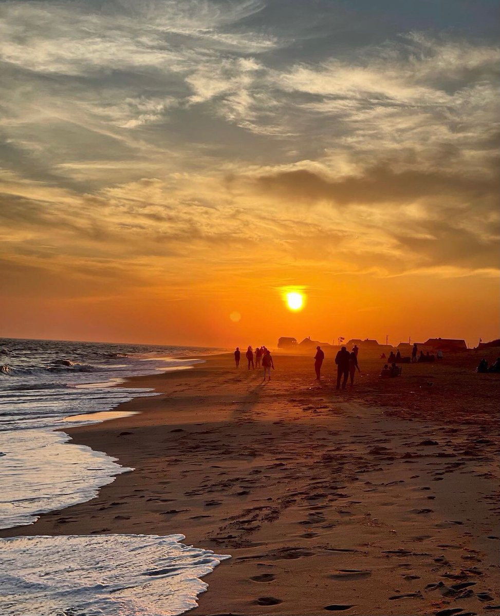 VisitNantucket's tweet photo. The sun is setting on another wonderful work week on Nantucket 🌅 What are your weekend plans?
📸: @madaketlady
#Nantucket #ACK #VisitNantucket #SmallBiz #NantucketBusiness #TownofNantucket #NantucketIsland #2021ACKSummer #ACKSummer #NantucketBeach #ACKCommunity #ACKUpdates https://t.co/ttqPvVf3vd