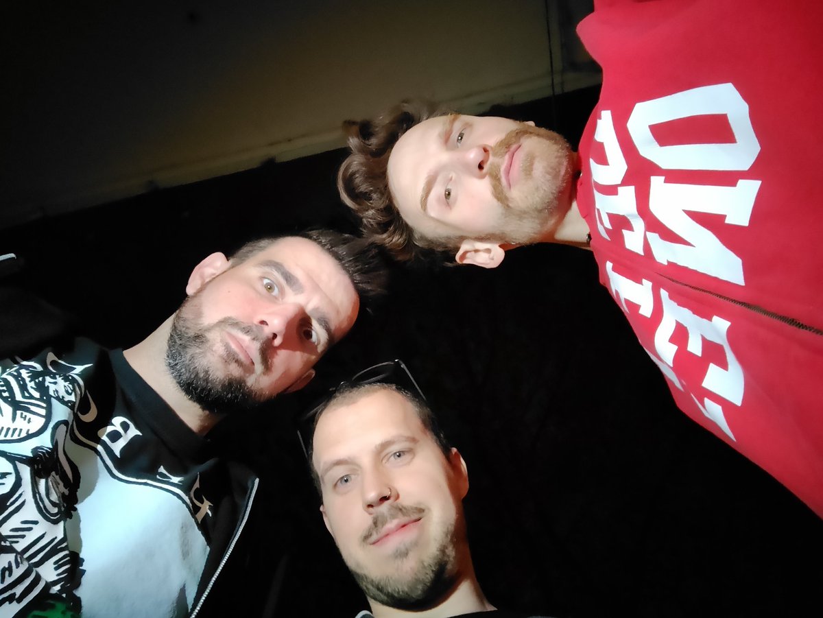 D: -Olcsón megúszta...
R: -Tehát cheapswimmer?!
<a href="/mezitlabasdobos/">mezitlabasdobos</a>
#somekindofmonster