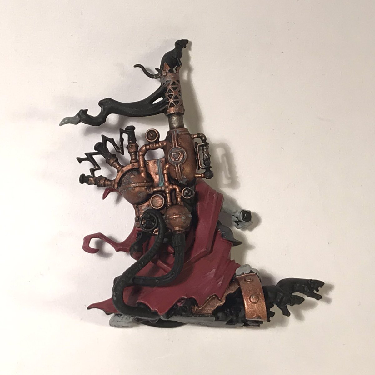 Vulkans_Forge's tweet photo. Few more small details on the #Warlock tonight ๐ again, bonus points if you can actually see the weathering ๐ I also thought itโd be nice for another #Skaven family photo ๐ #WarhammerCommunity #Warmongers #PaintingWarhammer #ClanSkryre #GettingThere #AgeOfSigmar #IkitClaw https://t.co/bYneoRXpIT