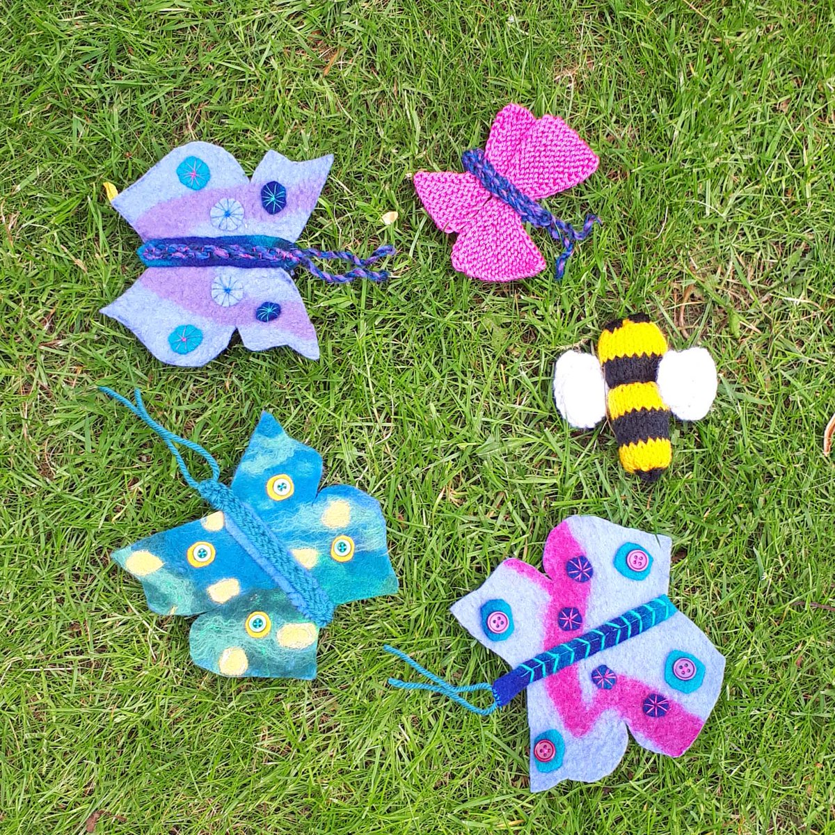 Hippystitch's tweet photo. Beth has been #knitting, #stitching & #felting for the #ButterfliesandBees #Yarnstorm in #RowntreePark. What will you make and how will you make it?
#yarnstorming #yarnbombing #communityart @Fr_RowntreePark #butterflies #bees #getcreative #york #stitchingtogether https://t.co/aGQWyFF5IS
