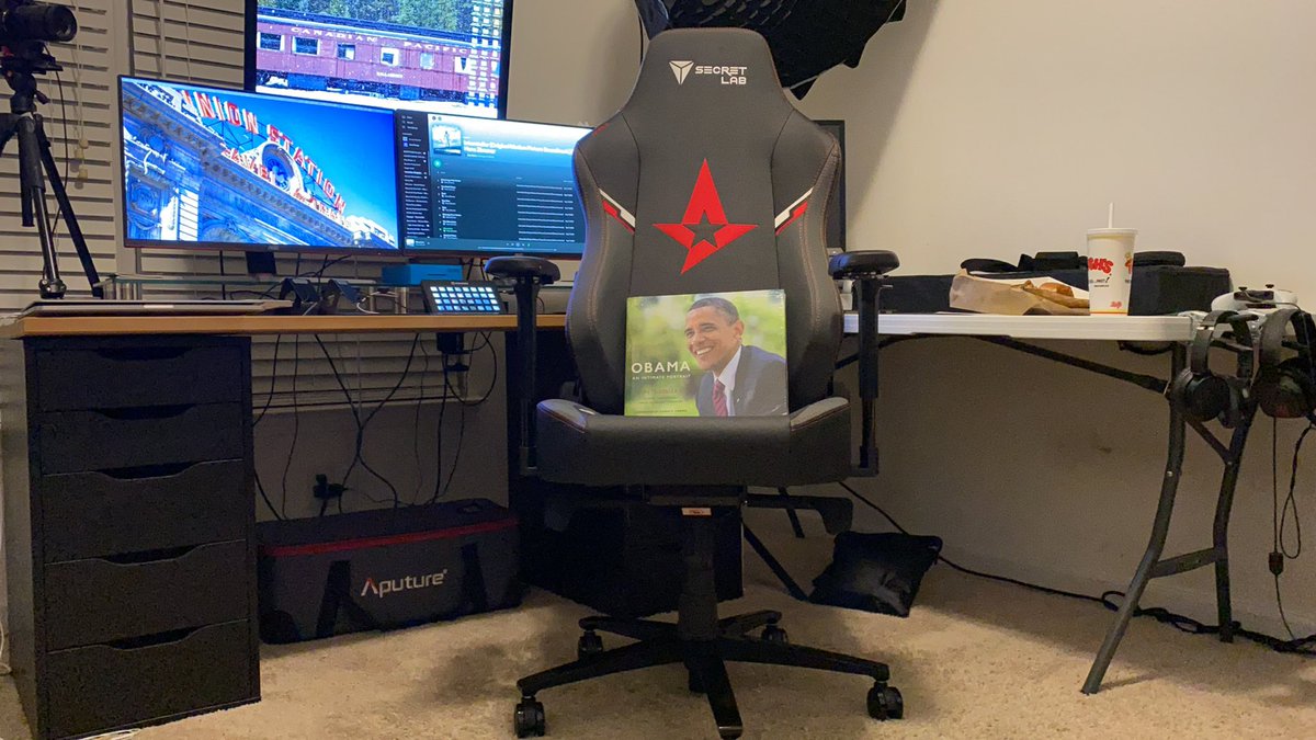 YourVisionGD's tweet image. Actually enjoying this chair! It's helped a LOT with long editing days 👌🏾👌🏾 #Secretlab